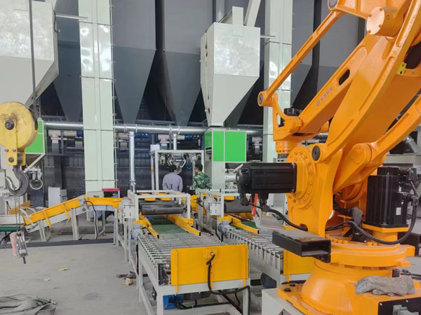 河南西華用戶碼垛機(jī)器人生產(chǎn)現(xiàn)場(圖)